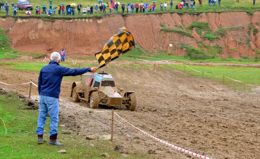 Spectacol extrem la competiția de Rallycross desfășurată la Câmpulung