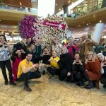 (P) Veronica Udrea – singura floristă din Argeș care s-a implicat în campania împotriva războiului din Ucraina de la Băneasa Shopping Center