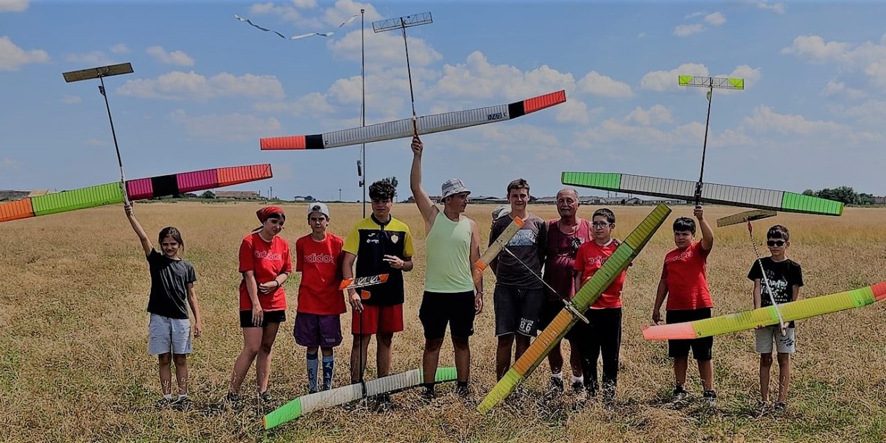 Aeromodeliştii argeşeni s-au evidenţiat la campionatul naţional de zbor liber