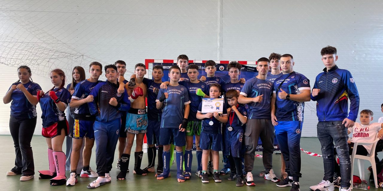 Competiţie reuşită de kickboxing la sala de sport din Bradu