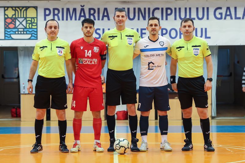 Meci spectaculos la Galaţi în liga de futsal, arbitrat de Liviu Chiţa