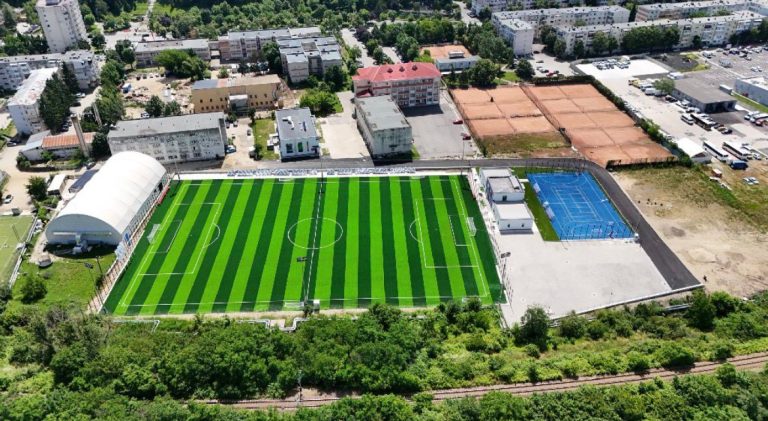 Teren de fotbal regulamentar cu nocturnă la baza sportivă Prundu Pitești